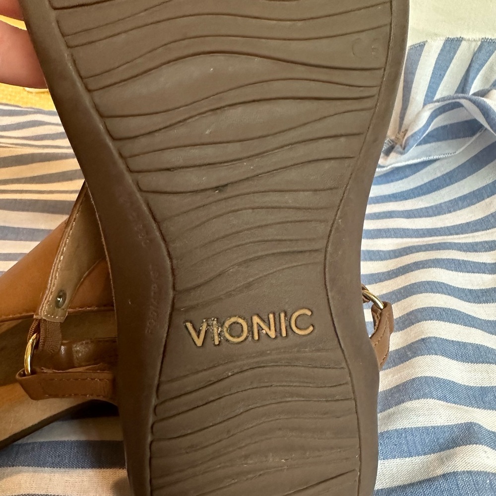 Vionic Kirra Size 7 - image 3